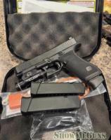 Gen 6 Glock 17 with extras